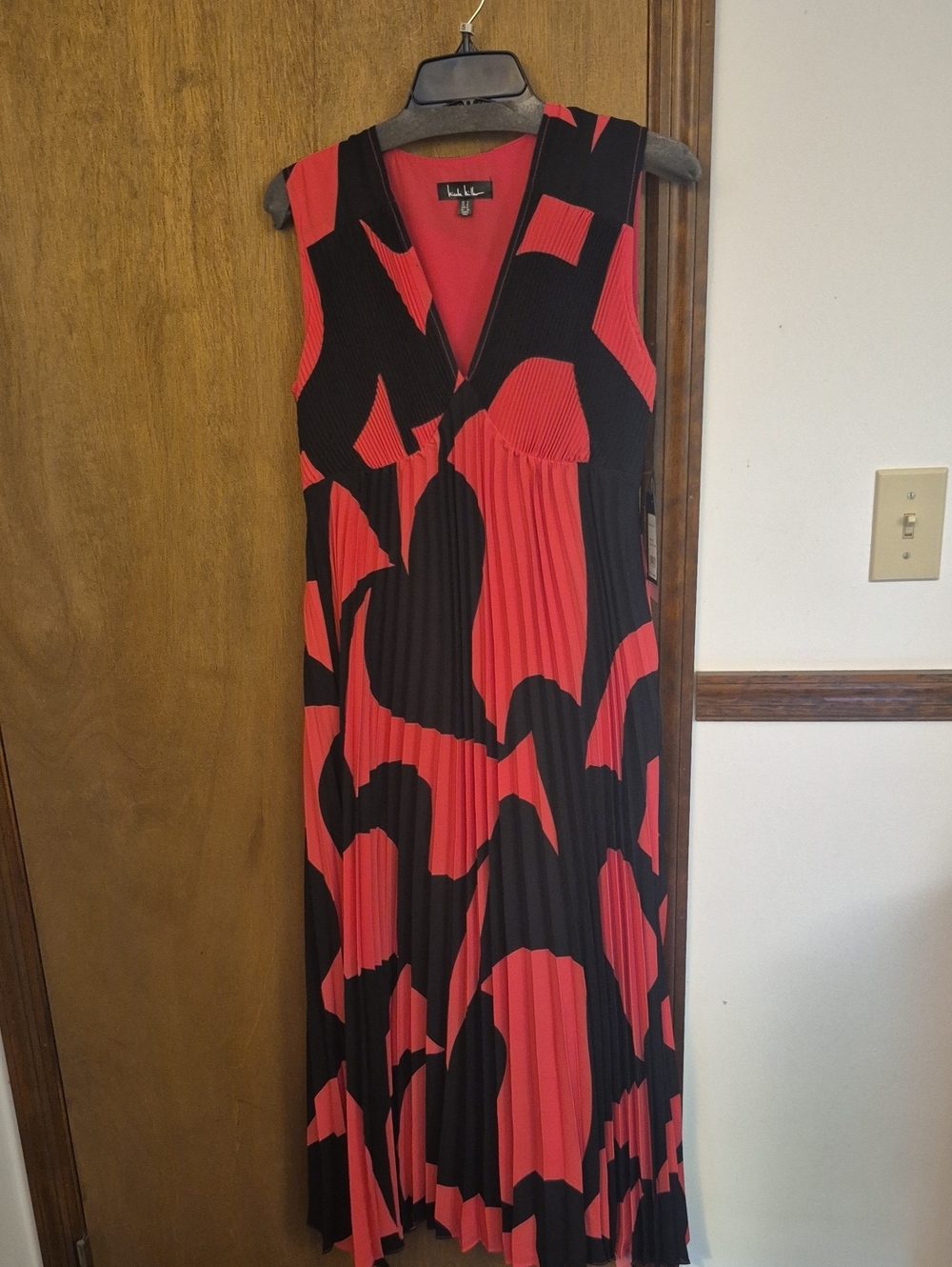 Sleeveless pink & Black Pleated V-Neck Dress by